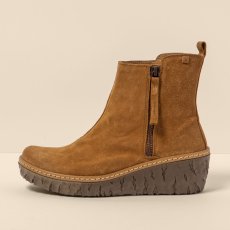 Kotníčkové boty na klínku#N5167 SILK SUEDE TOFFEE / MYTH YGGDRASIL Kotníčkové boty na klínku#N5167 SILK SUEDE TOFFEE / MYTH YGGDRASIL