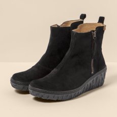 Kotníčkové boty na klínku#N5167 SILK SUEDE BLACK / MYTH YGGDRASIL Kotníčkové boty na klínku#N5167 SILK SUEDE BLACK / MYTH YGGDRASIL